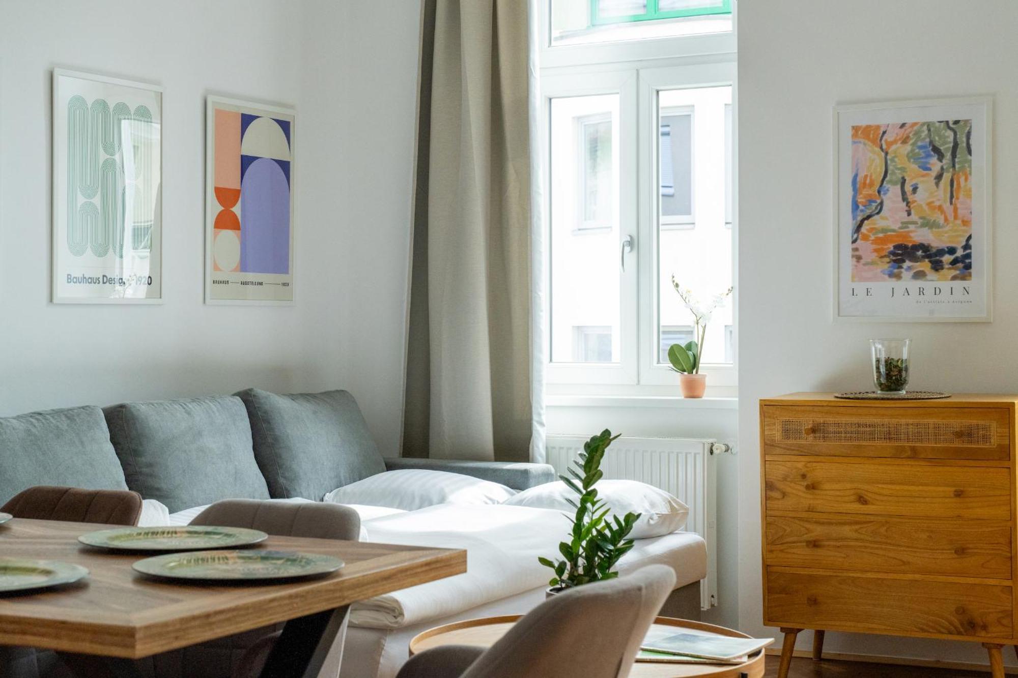 Apartment 4ty3 - Franz Josef Is Calling