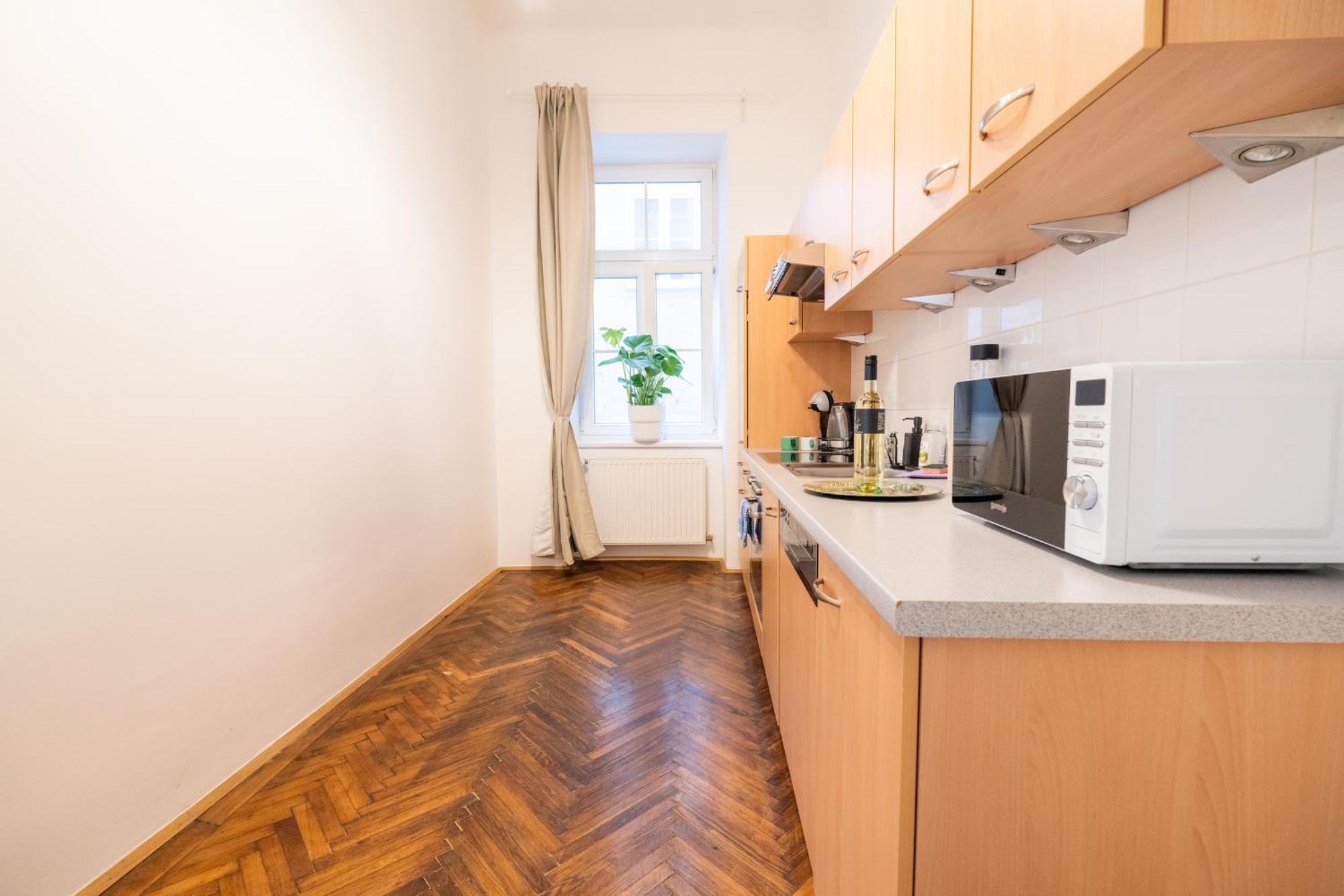 Apartment 4ty3 - Franz Josef Is Calling *