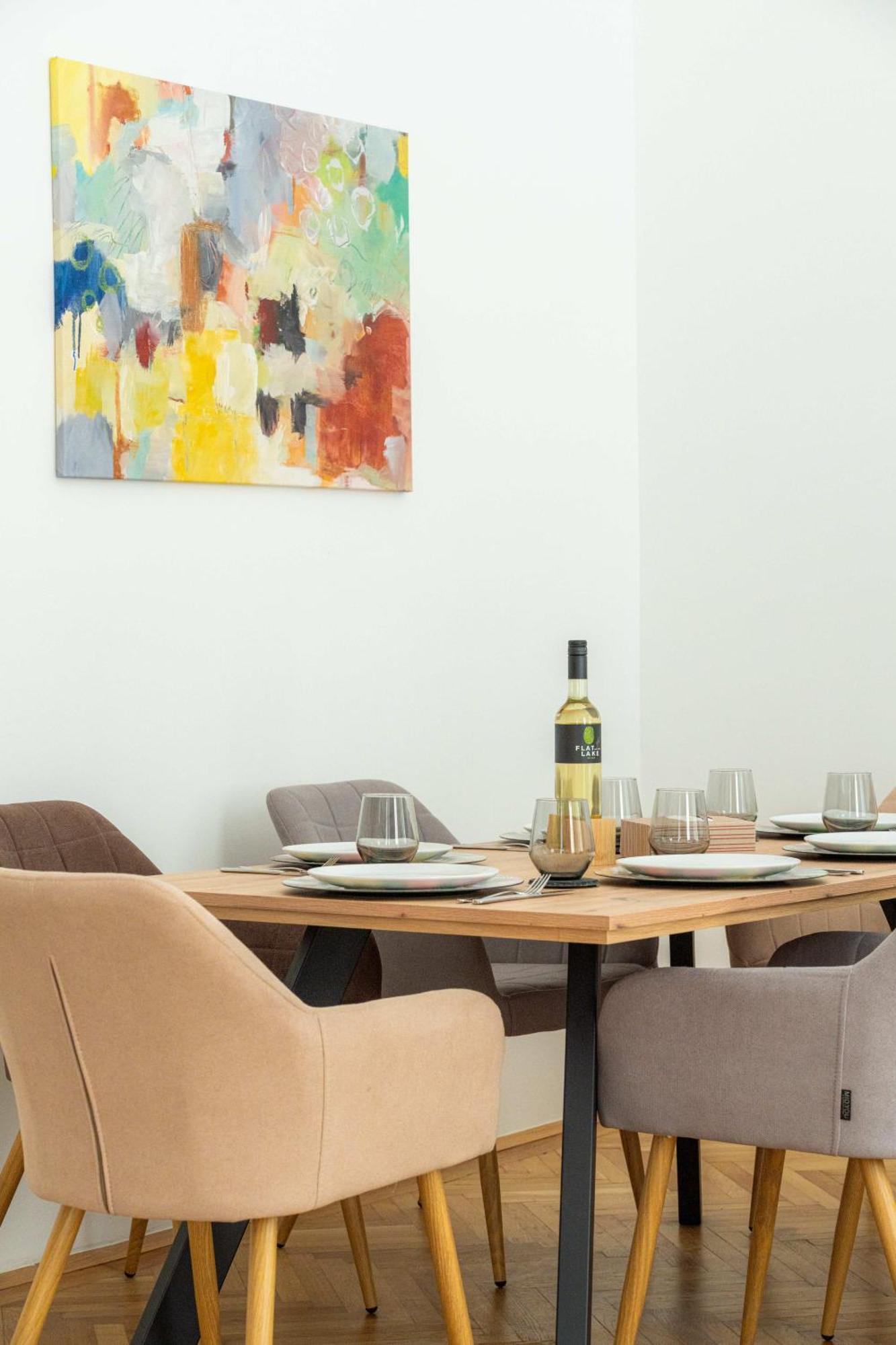 Apartment 4ty3 - Franz Josef Is Calling