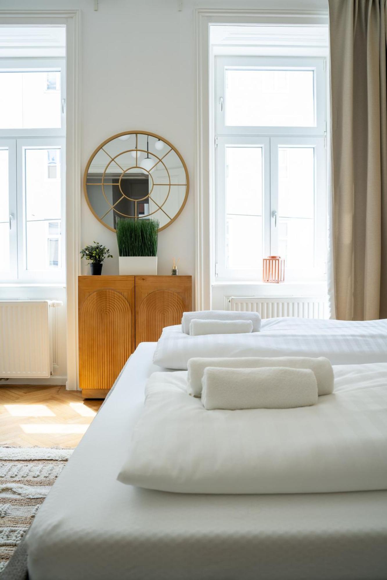 4ty3 - Franz Josef Is Calling Apartment *