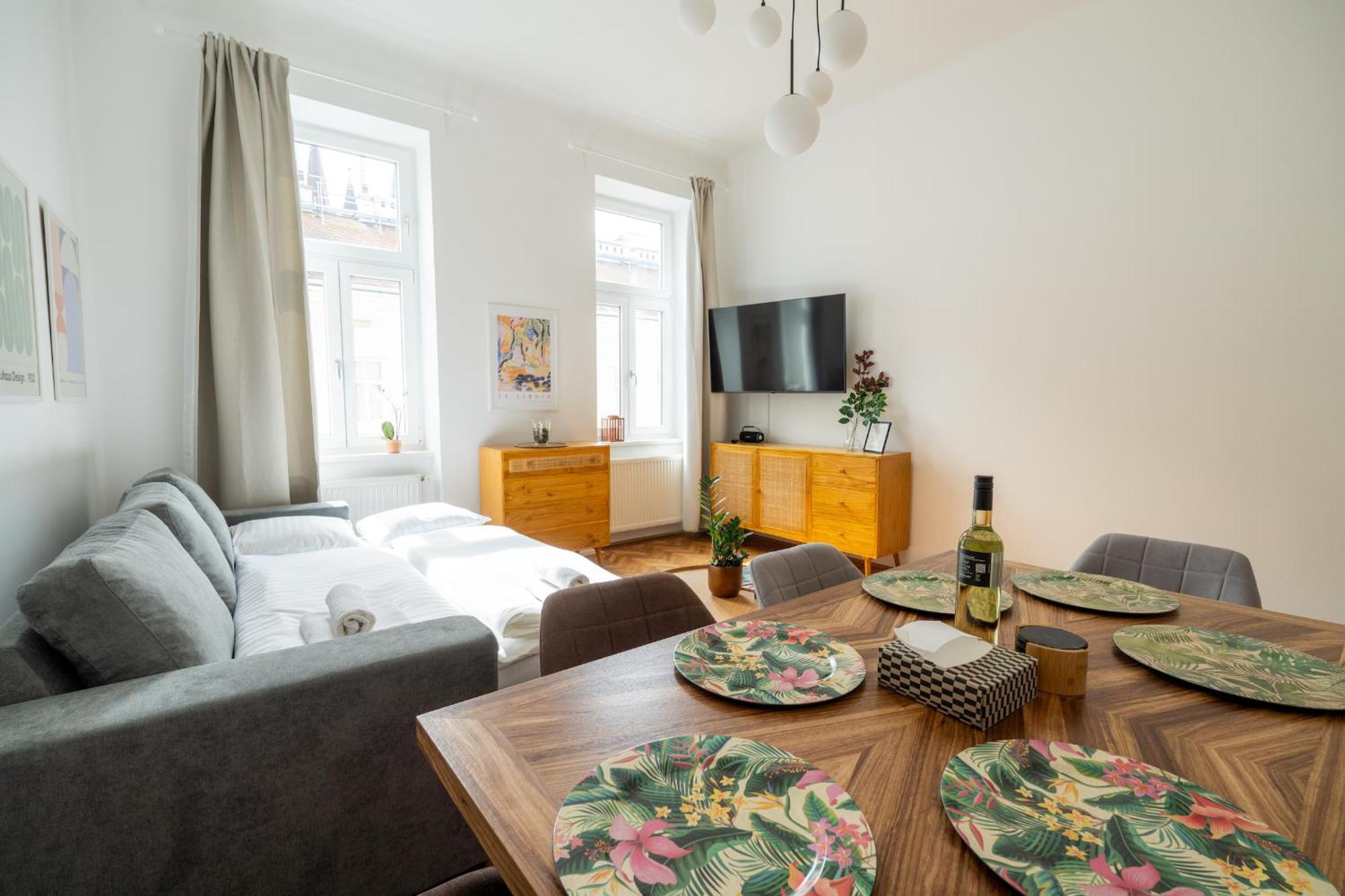 Apartment 4ty3 - Franz Josef Is Calling *