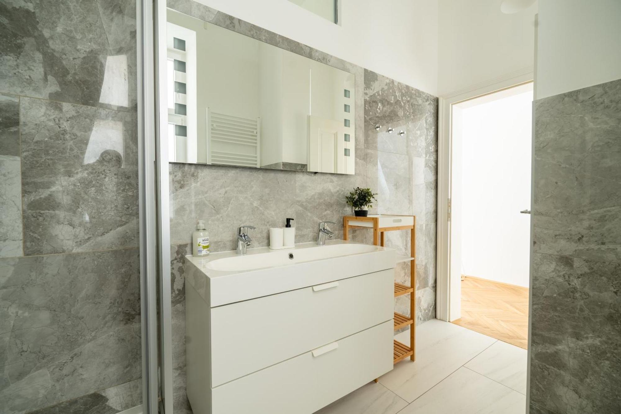 4ty3 - Franz Josef Is Calling Apartment