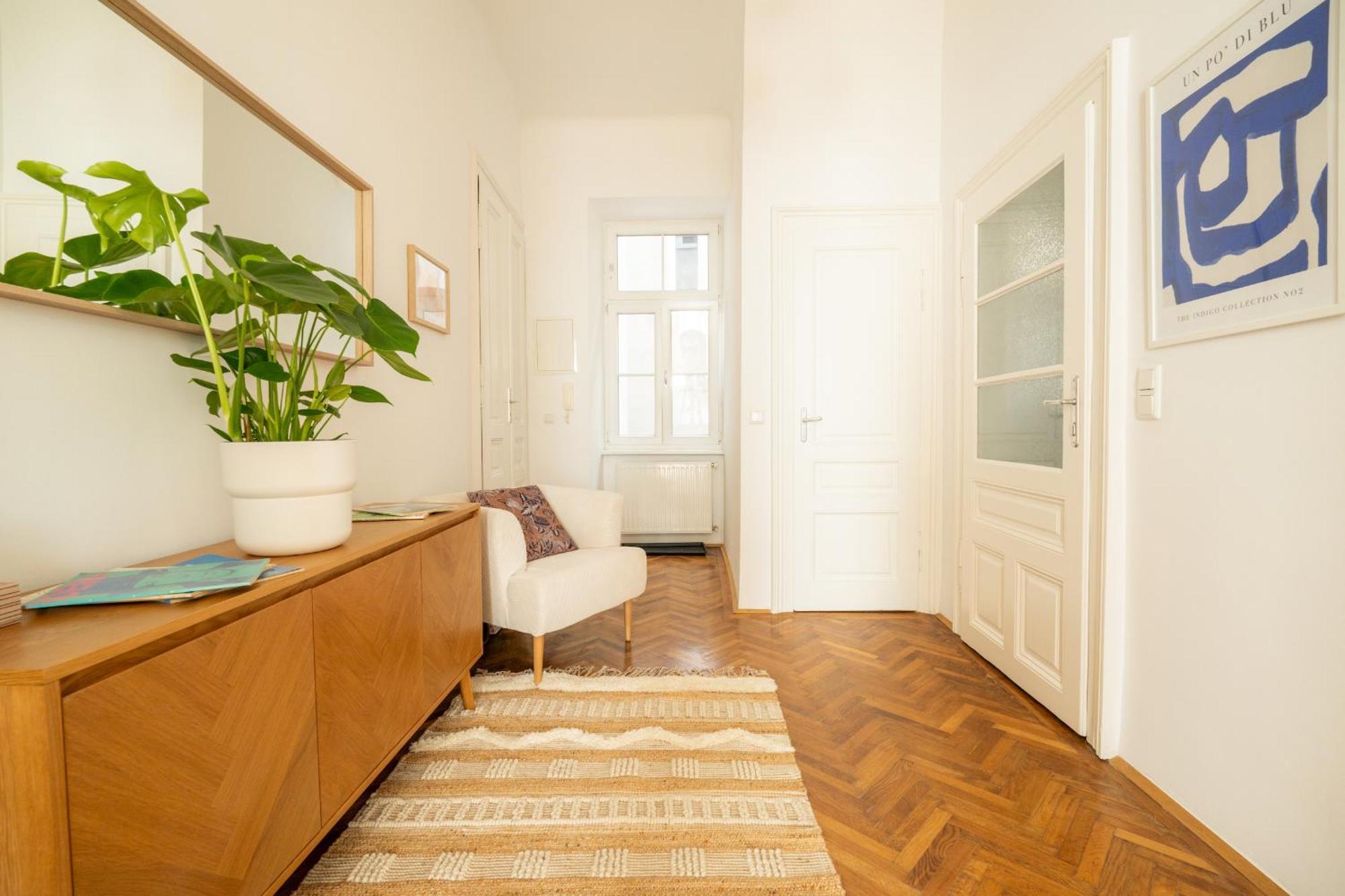 Apartment 4ty3 - Franz Josef Is Calling