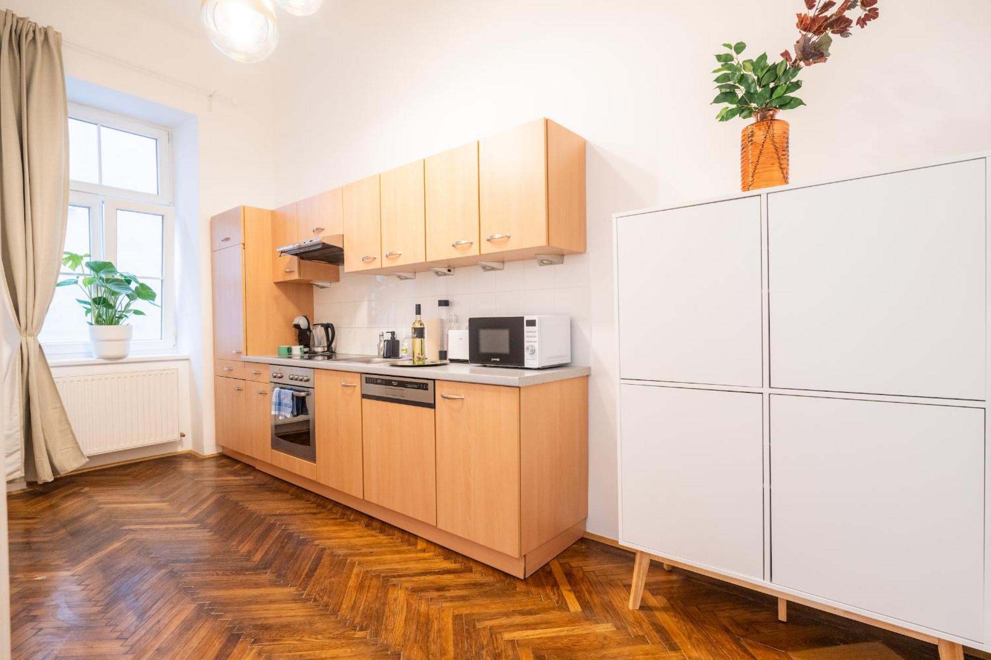 Apartment 4ty3 - Franz Josef Is Calling