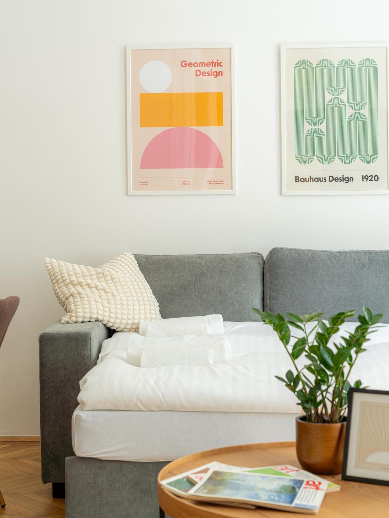 Apartment 4ty3 - Franz Josef Is Calling *