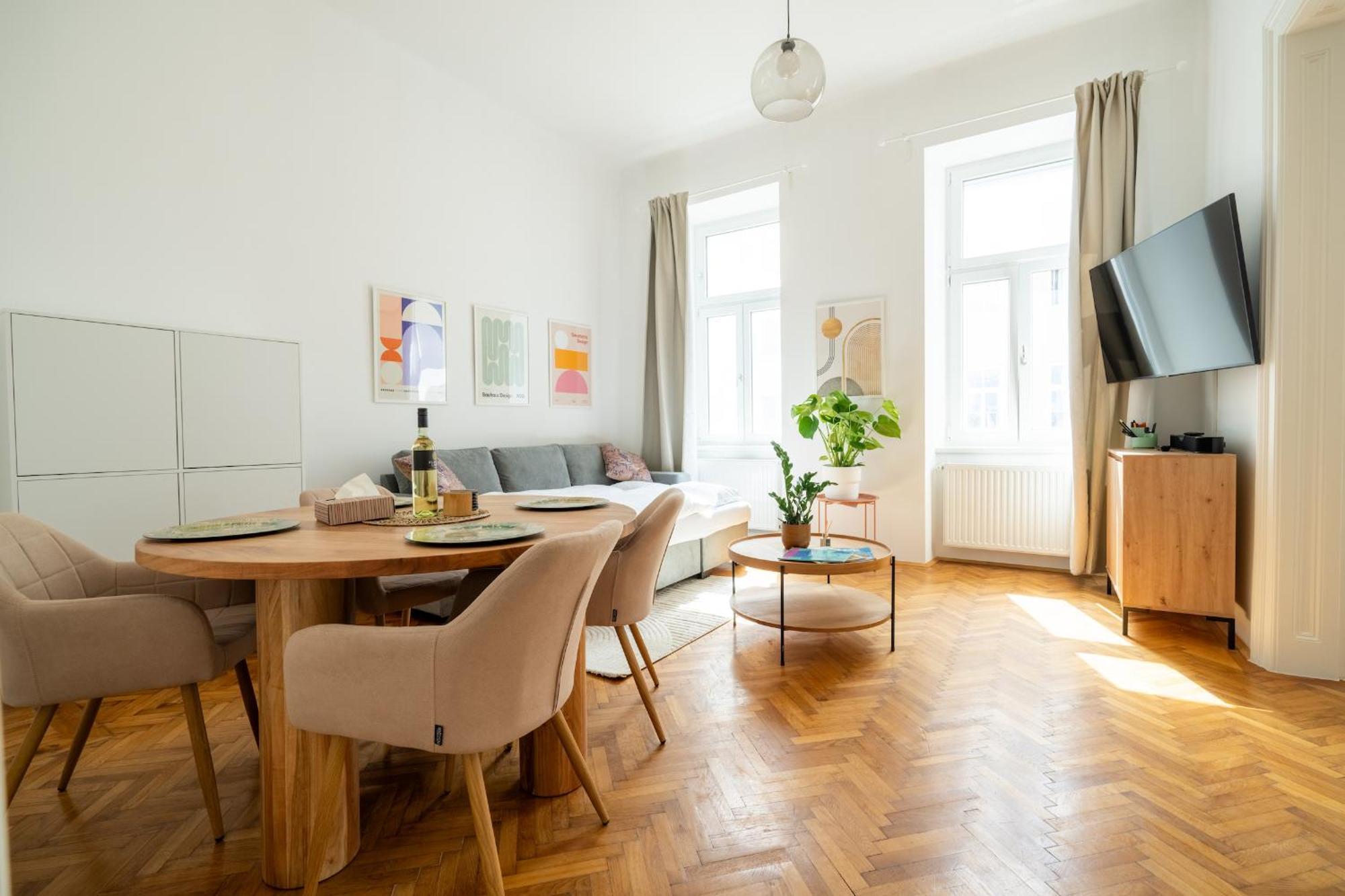 Apartment 4ty3 - Franz Josef Is Calling