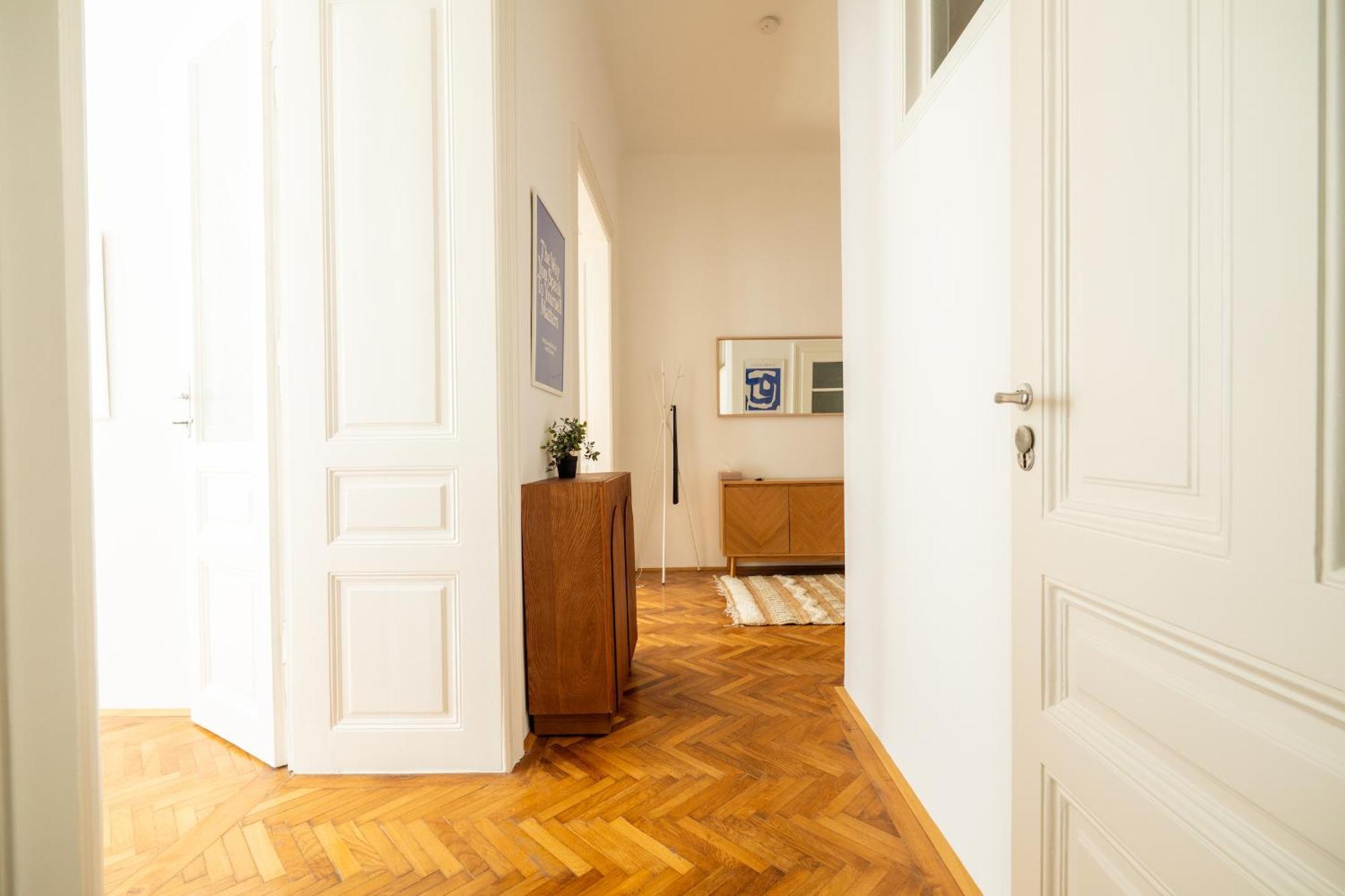 Apartment 4ty3 - Franz Josef Is Calling Vienna